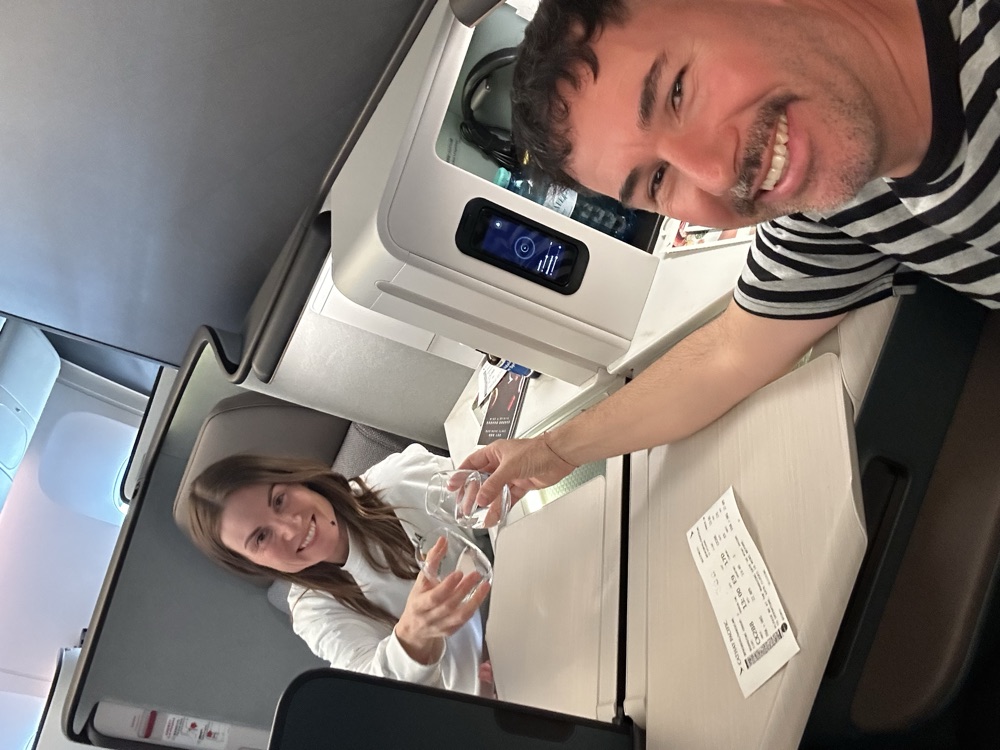 Daniel und Feli stoßen in der Business Class an