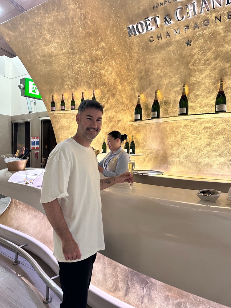 Daniel an der Champagner-Bar