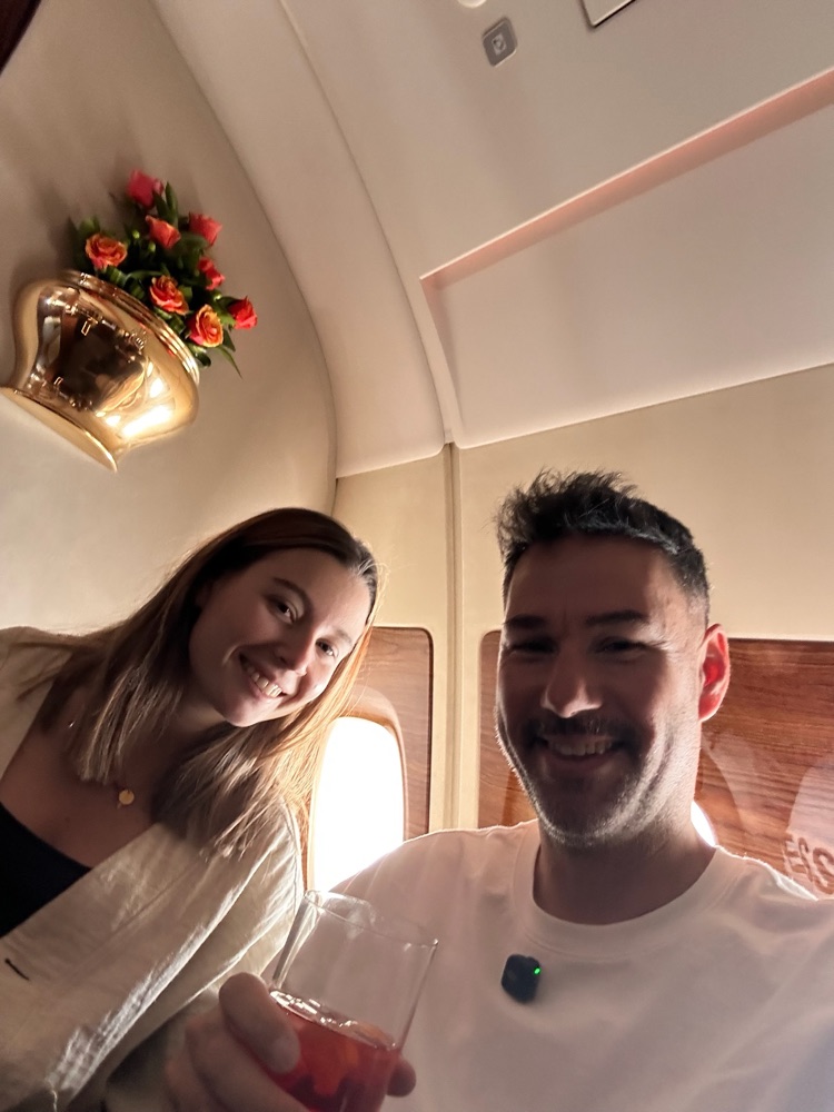 Daniel und Feli machen ein Selfie am Fenster