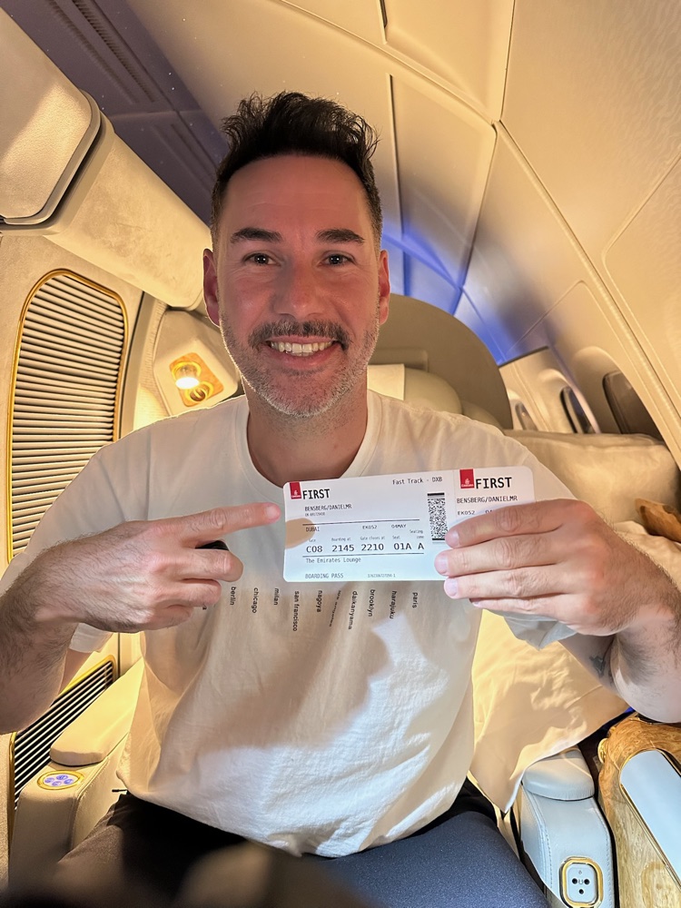 Daniel zeigt sein First-Class-Ticket